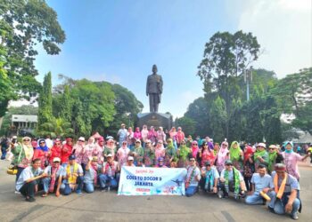 Peserta reuni SMPN X 1987 di GBK