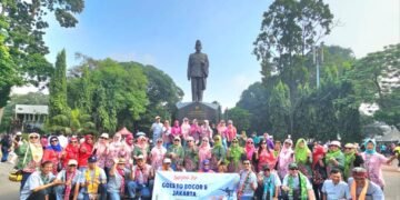 Peserta reuni SMPN X 1987 di GBK