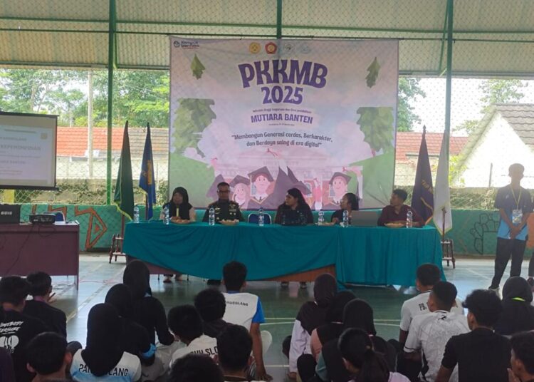 Komandan Kodim (Dandim) 0601/Pandeglang, Letkol Inf Afri Swandi Ritonga, S.I.P., memberikan pembekalan materi Bela Negara dan Kepemimpinan kepada mahasiswa baru dalam kegiatan PKKMB STKIP Mutiara Banten.