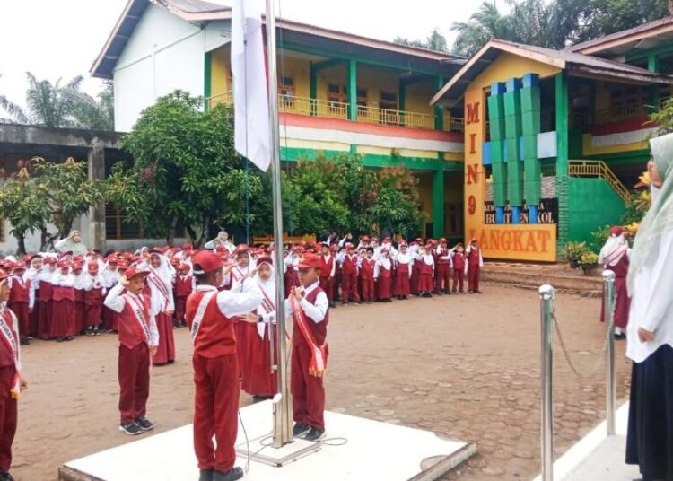 Pembina Upacara, Guru MIN 9 Langkat Sampaikan Kedisiplinan dan Kebersihan Siswa Madrasah 46 20250811 094257