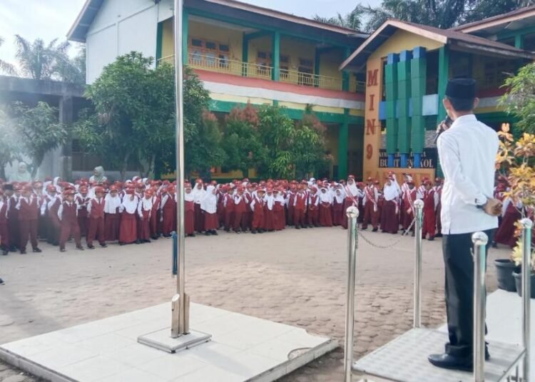 Empat Pesan Inspiratif Kepala Madrasah pada Upacara Bendera di MIN 9 Langkat 46 20250825 154644