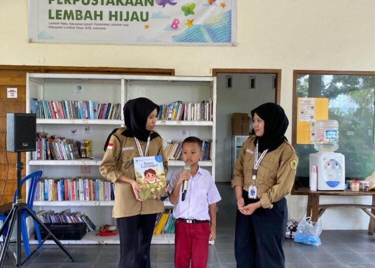 Cerdas mengulas buku