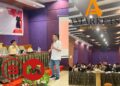 Seorang pembicara mempresentasikan materi di hadapan peserta seminar trading yang diselenggarakan AMarkets dan SM Academy di Hotel Mercure Makassar, 5 Agustus 2025.