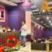 Seorang pembicara mempresentasikan materi di hadapan peserta seminar trading yang diselenggarakan AMarkets dan SM Academy di Hotel Mercure Makassar, 5 Agustus 2025.
