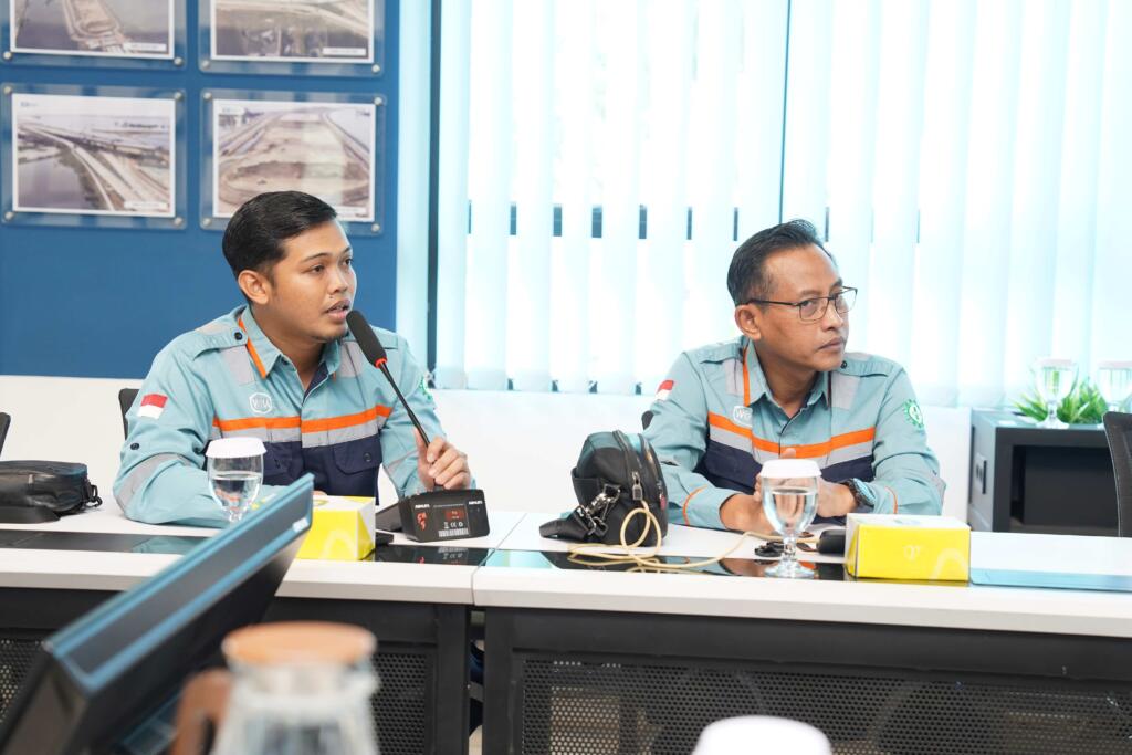 Tim Penjualan WIlayah 5 WIKA Beton sedang memberikan penjelasan
