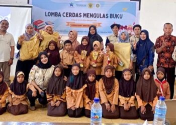 Foto Bersama Lomba Cerdas mengulas buku di Desa Banjar sari