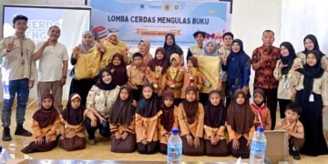 Foto Bersama Lomba Cerdas mengulas buku di Desa Banjar sari