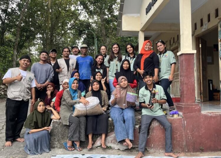 Dokumentasi bersama setelah pelaksanaan Penyuluhan dan Pelatihan Silase di Dusun Gayam. (doc. KKN-PPM UMBY Kelompok 55).