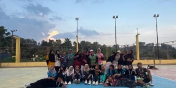 Mahasiswa KKN Gelar Senam Sore Bersama Warga Desa Menyunyur Sebagai bagian dari program pengabdian kepada masyarakat, mahasiswa Kuliah Kerja Nyata (KKN) di Desa Menyunyur mengadakan kegiatan senam sore bersama warga, yang berlangsung meriah di lapangan desa. Kegiatan ini terbuka untuk semua kalangan dan mendapat sambutan hangat dari masyarakat. Sejak sore hari, warga dari berbagai usia—anak-anak, remaja, hingga orang tua—berdatangan dengan penuh antusias untuk mengikuti senam bersama. Kehadiran mereka menjadi bukti nyata bahwa semangat hidup sehat sangat diapresiasi oleh masyarakat desa. Senam sore dipandu oleh Ibu Ita, seorang instruktur berpengalaman dari Bojonegoro. Dengan iringan musik yang enerjik dan gerakan yang dinamis, Ibu Ita berhasil menciptakan suasana yang semarak dan menyenangkan. Seluruh peserta tampak antusias mengikuti setiap gerakan, menciptakan momen kebersamaan yang hangat dan menyenangkan. Kegiatan ini tidak hanya bertujuan untuk menjaga kebugaran fisik, tetapi juga menjadi sarana mempererat hubungan sosial antarwarga serta menjalin keakraban antara mahasiswa KKN dan masyarakat setempat. Melalui kegiatan ini, mahasiswa KKN ingin mendorong pola hidup sehat dan aktif di tengah-tengah rutinitas warga desa. “Kami berharap kegiatan senam sore ini bisa menjadi kebiasaan positif yang berkelanjutan, bahkan setelah masa KKN berakhir. Antusiasme warga menjadi semangat tersendiri bagi kami untuk terus menghadirkan program-program bermanfaat lainnya,” ujar salah satu mahasiswa KKN. Kegiatan ini menjadi bukti nyata bahwa kolaborasi antara mahasiswa dan masyarakat dapat menciptakan dampak positif, sekaligus mempererat ikatan sosial yang harmonis di lingkungan desa.