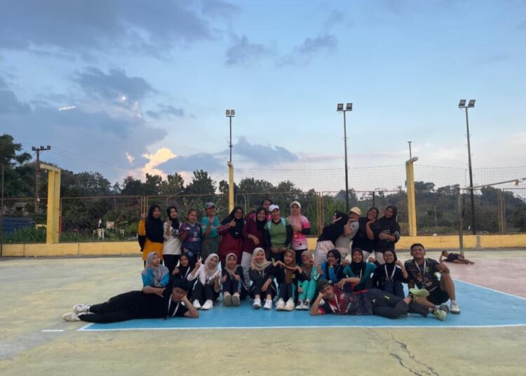 Mahasiswa KKN Gelar Senam Sore Bersama Warga Desa Menyunyur Sebagai bagian dari program pengabdian kepada masyarakat, mahasiswa Kuliah Kerja Nyata (KKN) di Desa Menyunyur mengadakan kegiatan senam sore bersama warga, yang berlangsung meriah di lapangan desa. Kegiatan ini terbuka untuk semua kalangan dan mendapat sambutan hangat dari masyarakat. Sejak sore hari, warga dari berbagai usia—anak-anak, remaja, hingga orang tua—berdatangan dengan penuh antusias untuk mengikuti senam bersama. Kehadiran mereka menjadi bukti nyata bahwa semangat hidup sehat sangat diapresiasi oleh masyarakat desa. Senam sore dipandu oleh Ibu Ita, seorang instruktur berpengalaman dari Bojonegoro. Dengan iringan musik yang enerjik dan gerakan yang dinamis, Ibu Ita berhasil menciptakan suasana yang semarak dan menyenangkan. Seluruh peserta tampak antusias mengikuti setiap gerakan, menciptakan momen kebersamaan yang hangat dan menyenangkan. Kegiatan ini tidak hanya bertujuan untuk menjaga kebugaran fisik, tetapi juga menjadi sarana mempererat hubungan sosial antarwarga serta menjalin keakraban antara mahasiswa KKN dan masyarakat setempat. Melalui kegiatan ini, mahasiswa KKN ingin mendorong pola hidup sehat dan aktif di tengah-tengah rutinitas warga desa. “Kami berharap kegiatan senam sore ini bisa menjadi kebiasaan positif yang berkelanjutan, bahkan setelah masa KKN berakhir. Antusiasme warga menjadi semangat tersendiri bagi kami untuk terus menghadirkan program-program bermanfaat lainnya,” ujar salah satu mahasiswa KKN. Kegiatan ini menjadi bukti nyata bahwa kolaborasi antara mahasiswa dan masyarakat dapat menciptakan dampak positif, sekaligus mempererat ikatan sosial yang harmonis di lingkungan desa.