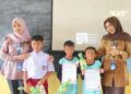 Stop Bullying! Siswa SD N 2 Karang Melati Ikrar Anti-Perundungan ​Semendawai Timur – Suasana ceria dan penuh semangat menyelimuti SD Negeri 2 Karang Melati, Kecamatan Semendawai Timur, pada Selasa (26/8). Bukan untuk mengikuti lomba, puluhan siswa-siswi kelas 4, 5, dan 6 berkumpul di aula sekolah untuk mengikuti kegiatan sosialisasi stop bullying. Acara ini merupakan bagian dari program kerja (proker) sekolah untuk menciptakan lingkungan belajar yang aman dan nyaman bagi seluruh siswa. ​Mengenali dan Menghentikan Bullying ​Tim dari sekolah yang terdiri dari guru bimbingan konseling dan beberapa guru kelas menjadi pemateri utama dalam acara ini. Mereka menjelaskan berbagai bentuk perundungan, mulai dari verbal seperti mengejek atau memanggil dengan nama yang tidak baik, fisik seperti memukul atau mendorong, hingga perundungan siber (cyberbullying) melalui media sosial. ​"Banyak dari kalian mungkin tidak sadar bahwa apa yang kalian lakukan, misalnya mengejek teman, bisa dikategorikan sebagai bullying. Dampaknya sangat serius, bisa membuat teman kalian merasa sedih, takut, bahkan tidak mau lagi datang ke sekolah," ujar Ibu Siti, salah satu guru yang menjadi pemateri. ​Para siswa terlihat antusias menyimak penjelasan. Mereka juga diberikan kesempatan untuk bertanya dan berbagi pengalaman. Beberapa siswa berani menceritakan kejadian yang pernah mereka lihat atau alami, menunjukkan bahwa isu perundungan memang nyata ada di lingkungan sekolah. ​Ikrar Bersama: Komitmen Menjadi Agen Anti-Bullying ​Puncak acara sosialisasi ini adalah pembacaan ikrar anti-perundungan secara serentak. Dipimpin oleh kepala sekolah, Bapak Rahmat, seluruh siswa berdiri dan mengucapkan janji untuk tidak melakukan perundungan, tidak membiarkan perundungan terjadi, dan berani melaporkan jika melihat tindakan perundungan. ​"Ikrar ini bukan sekadar janji di mulut. Tapi janji di hati untuk sama-sama menjaga teman kita, menjaga sekolah kita, agar menjadi tempat yang menyenangkan untuk belajar dan bermain. Siapa pun, apa pun latar belakangnya, harus merasa aman dan dihargai di sekolah ini," tutur Bapak Rahmat dalam sambutannya. ​Setelah pembacaan ikrar, para siswa diajak untuk menandatangani spanduk besar sebagai simbol komitmen mereka. Spanduk tersebut nantinya akan dipajang di area sekolah sebagai pengingat bagi seluruh warga sekolah. ​Dukungan Penuh Orang Tua dan Komunitas ​Program sosialisasi ini mendapat dukungan penuh dari komite sekolah dan para orang tua siswa. "Kami sangat mengapresiasi inisiatif sekolah ini. Masalah bullying memang harus ditangani dari akar, yaitu melalui edukasi sejak dini. Kami sebagai orang tua akan terus mendukung dan berkolaborasi dengan pihak sekolah untuk memastikan anak-anak kami terhindar dari perundungan," kata Ibu Ani, salah satu perwakilan orang tua siswa. ​Dengan adanya proker sosialisasi stop bullying ini, SD Negeri 2 Karang Melati berharap dapat menjadi pelopor sekolah anti-perundungan di Kecamatan Semendawai Timur. Langkah kecil ini menjadi awal yang penting untuk menumbuhkan kepedulian dan empati di kalangan siswa, demi menciptakan generasi yang tidak hanya cerdas, tetapi juga berakhlak mulia.