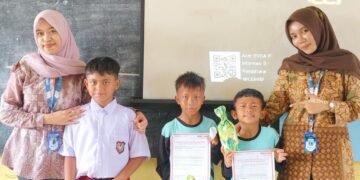 Stop Bullying! Siswa SD N 2 Karang Melati Ikrar Anti-Perundungan ​Semendawai Timur – Suasana ceria dan penuh semangat menyelimuti SD Negeri 2 Karang Melati, Kecamatan Semendawai Timur, pada Selasa (26/8). Bukan untuk mengikuti lomba, puluhan siswa-siswi kelas 4, 5, dan 6 berkumpul di aula sekolah untuk mengikuti kegiatan sosialisasi stop bullying. Acara ini merupakan bagian dari program kerja (proker) sekolah untuk menciptakan lingkungan belajar yang aman dan nyaman bagi seluruh siswa. ​Mengenali dan Menghentikan Bullying ​Tim dari sekolah yang terdiri dari guru bimbingan konseling dan beberapa guru kelas menjadi pemateri utama dalam acara ini. Mereka menjelaskan berbagai bentuk perundungan, mulai dari verbal seperti mengejek atau memanggil dengan nama yang tidak baik, fisik seperti memukul atau mendorong, hingga perundungan siber (cyberbullying) melalui media sosial. ​"Banyak dari kalian mungkin tidak sadar bahwa apa yang kalian lakukan, misalnya mengejek teman, bisa dikategorikan sebagai bullying. Dampaknya sangat serius, bisa membuat teman kalian merasa sedih, takut, bahkan tidak mau lagi datang ke sekolah," ujar Ibu Siti, salah satu guru yang menjadi pemateri. ​Para siswa terlihat antusias menyimak penjelasan. Mereka juga diberikan kesempatan untuk bertanya dan berbagi pengalaman. Beberapa siswa berani menceritakan kejadian yang pernah mereka lihat atau alami, menunjukkan bahwa isu perundungan memang nyata ada di lingkungan sekolah. ​Ikrar Bersama: Komitmen Menjadi Agen Anti-Bullying ​Puncak acara sosialisasi ini adalah pembacaan ikrar anti-perundungan secara serentak. Dipimpin oleh kepala sekolah, Bapak Rahmat, seluruh siswa berdiri dan mengucapkan janji untuk tidak melakukan perundungan, tidak membiarkan perundungan terjadi, dan berani melaporkan jika melihat tindakan perundungan. ​"Ikrar ini bukan sekadar janji di mulut. Tapi janji di hati untuk sama-sama menjaga teman kita, menjaga sekolah kita, agar menjadi tempat yang menyenangkan untuk belajar dan bermain. Siapa pun, apa pun latar belakangnya, harus merasa aman dan dihargai di sekolah ini," tutur Bapak Rahmat dalam sambutannya. ​Setelah pembacaan ikrar, para siswa diajak untuk menandatangani spanduk besar sebagai simbol komitmen mereka. Spanduk tersebut nantinya akan dipajang di area sekolah sebagai pengingat bagi seluruh warga sekolah. ​Dukungan Penuh Orang Tua dan Komunitas ​Program sosialisasi ini mendapat dukungan penuh dari komite sekolah dan para orang tua siswa. "Kami sangat mengapresiasi inisiatif sekolah ini. Masalah bullying memang harus ditangani dari akar, yaitu melalui edukasi sejak dini. Kami sebagai orang tua akan terus mendukung dan berkolaborasi dengan pihak sekolah untuk memastikan anak-anak kami terhindar dari perundungan," kata Ibu Ani, salah satu perwakilan orang tua siswa. ​Dengan adanya proker sosialisasi stop bullying ini, SD Negeri 2 Karang Melati berharap dapat menjadi pelopor sekolah anti-perundungan di Kecamatan Semendawai Timur. Langkah kecil ini menjadi awal yang penting untuk menumbuhkan kepedulian dan empati di kalangan siswa, demi menciptakan generasi yang tidak hanya cerdas, tetapi juga berakhlak mulia.
