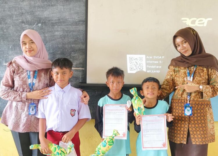 Stop Bullying! Siswa SD N 2 Karang Melati Ikrar Anti-Perundungan ​Semendawai Timur – Suasana ceria dan penuh semangat menyelimuti SD Negeri 2 Karang Melati, Kecamatan Semendawai Timur, pada Selasa (26/8). Bukan untuk mengikuti lomba, puluhan siswa-siswi kelas 4, 5, dan 6 berkumpul di aula sekolah untuk mengikuti kegiatan sosialisasi stop bullying. Acara ini merupakan bagian dari program kerja (proker) sekolah untuk menciptakan lingkungan belajar yang aman dan nyaman bagi seluruh siswa. ​Mengenali dan Menghentikan Bullying ​Tim dari sekolah yang terdiri dari guru bimbingan konseling dan beberapa guru kelas menjadi pemateri utama dalam acara ini. Mereka menjelaskan berbagai bentuk perundungan, mulai dari verbal seperti mengejek atau memanggil dengan nama yang tidak baik, fisik seperti memukul atau mendorong, hingga perundungan siber (cyberbullying) melalui media sosial. ​"Banyak dari kalian mungkin tidak sadar bahwa apa yang kalian lakukan, misalnya mengejek teman, bisa dikategorikan sebagai bullying. Dampaknya sangat serius, bisa membuat teman kalian merasa sedih, takut, bahkan tidak mau lagi datang ke sekolah," ujar Ibu Siti, salah satu guru yang menjadi pemateri. ​Para siswa terlihat antusias menyimak penjelasan. Mereka juga diberikan kesempatan untuk bertanya dan berbagi pengalaman. Beberapa siswa berani menceritakan kejadian yang pernah mereka lihat atau alami, menunjukkan bahwa isu perundungan memang nyata ada di lingkungan sekolah. ​Ikrar Bersama: Komitmen Menjadi Agen Anti-Bullying ​Puncak acara sosialisasi ini adalah pembacaan ikrar anti-perundungan secara serentak. Dipimpin oleh kepala sekolah, Bapak Rahmat, seluruh siswa berdiri dan mengucapkan janji untuk tidak melakukan perundungan, tidak membiarkan perundungan terjadi, dan berani melaporkan jika melihat tindakan perundungan. ​"Ikrar ini bukan sekadar janji di mulut. Tapi janji di hati untuk sama-sama menjaga teman kita, menjaga sekolah kita, agar menjadi tempat yang menyenangkan untuk belajar dan bermain. Siapa pun, apa pun latar belakangnya, harus merasa aman dan dihargai di sekolah ini," tutur Bapak Rahmat dalam sambutannya. ​Setelah pembacaan ikrar, para siswa diajak untuk menandatangani spanduk besar sebagai simbol komitmen mereka. Spanduk tersebut nantinya akan dipajang di area sekolah sebagai pengingat bagi seluruh warga sekolah. ​Dukungan Penuh Orang Tua dan Komunitas ​Program sosialisasi ini mendapat dukungan penuh dari komite sekolah dan para orang tua siswa. "Kami sangat mengapresiasi inisiatif sekolah ini. Masalah bullying memang harus ditangani dari akar, yaitu melalui edukasi sejak dini. Kami sebagai orang tua akan terus mendukung dan berkolaborasi dengan pihak sekolah untuk memastikan anak-anak kami terhindar dari perundungan," kata Ibu Ani, salah satu perwakilan orang tua siswa. ​Dengan adanya proker sosialisasi stop bullying ini, SD Negeri 2 Karang Melati berharap dapat menjadi pelopor sekolah anti-perundungan di Kecamatan Semendawai Timur. Langkah kecil ini menjadi awal yang penting untuk menumbuhkan kepedulian dan empati di kalangan siswa, demi menciptakan generasi yang tidak hanya cerdas, tetapi juga berakhlak mulia.