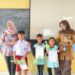 Stop Bullying! Siswa SD N 2 Karang Melati Ikrar Anti-Perundungan ​Semendawai Timur – Suasana ceria dan penuh semangat menyelimuti SD Negeri 2 Karang Melati, Kecamatan Semendawai Timur, pada Selasa (26/8). Bukan untuk mengikuti lomba, puluhan siswa-siswi kelas 4, 5, dan 6 berkumpul di aula sekolah untuk mengikuti kegiatan sosialisasi stop bullying. Acara ini merupakan bagian dari program kerja (proker) sekolah untuk menciptakan lingkungan belajar yang aman dan nyaman bagi seluruh siswa. ​Mengenali dan Menghentikan Bullying ​Tim dari sekolah yang terdiri dari guru bimbingan konseling dan beberapa guru kelas menjadi pemateri utama dalam acara ini. Mereka menjelaskan berbagai bentuk perundungan, mulai dari verbal seperti mengejek atau memanggil dengan nama yang tidak baik, fisik seperti memukul atau mendorong, hingga perundungan siber (cyberbullying) melalui media sosial. ​"Banyak dari kalian mungkin tidak sadar bahwa apa yang kalian lakukan, misalnya mengejek teman, bisa dikategorikan sebagai bullying. Dampaknya sangat serius, bisa membuat teman kalian merasa sedih, takut, bahkan tidak mau lagi datang ke sekolah," ujar Ibu Siti, salah satu guru yang menjadi pemateri. ​Para siswa terlihat antusias menyimak penjelasan. Mereka juga diberikan kesempatan untuk bertanya dan berbagi pengalaman. Beberapa siswa berani menceritakan kejadian yang pernah mereka lihat atau alami, menunjukkan bahwa isu perundungan memang nyata ada di lingkungan sekolah. ​Ikrar Bersama: Komitmen Menjadi Agen Anti-Bullying ​Puncak acara sosialisasi ini adalah pembacaan ikrar anti-perundungan secara serentak. Dipimpin oleh kepala sekolah, Bapak Rahmat, seluruh siswa berdiri dan mengucapkan janji untuk tidak melakukan perundungan, tidak membiarkan perundungan terjadi, dan berani melaporkan jika melihat tindakan perundungan. ​"Ikrar ini bukan sekadar janji di mulut. Tapi janji di hati untuk sama-sama menjaga teman kita, menjaga sekolah kita, agar menjadi tempat yang menyenangkan untuk belajar dan bermain. Siapa pun, apa pun latar belakangnya, harus merasa aman dan dihargai di sekolah ini," tutur Bapak Rahmat dalam sambutannya. ​Setelah pembacaan ikrar, para siswa diajak untuk menandatangani spanduk besar sebagai simbol komitmen mereka. Spanduk tersebut nantinya akan dipajang di area sekolah sebagai pengingat bagi seluruh warga sekolah. ​Dukungan Penuh Orang Tua dan Komunitas ​Program sosialisasi ini mendapat dukungan penuh dari komite sekolah dan para orang tua siswa. "Kami sangat mengapresiasi inisiatif sekolah ini. Masalah bullying memang harus ditangani dari akar, yaitu melalui edukasi sejak dini. Kami sebagai orang tua akan terus mendukung dan berkolaborasi dengan pihak sekolah untuk memastikan anak-anak kami terhindar dari perundungan," kata Ibu Ani, salah satu perwakilan orang tua siswa. ​Dengan adanya proker sosialisasi stop bullying ini, SD Negeri 2 Karang Melati berharap dapat menjadi pelopor sekolah anti-perundungan di Kecamatan Semendawai Timur. Langkah kecil ini menjadi awal yang penting untuk menumbuhkan kepedulian dan empati di kalangan siswa, demi menciptakan generasi yang tidak hanya cerdas, tetapi juga berakhlak mulia.