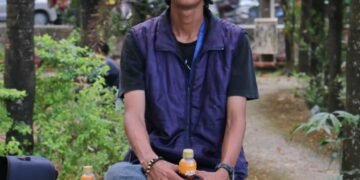 Jembatan yang dulunya dibangun dengan pengecoran sederhana itu kini mulai berlubang dan sangat membahayakan pengendara yang melintas.