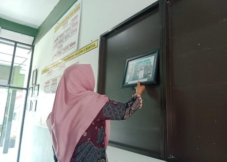 Staf Sarpras MTsN 6 Bantul Tertibkan Dokumentasi Foro Album Madrasah 46 IMG 20250731 WA0055