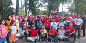 **HEADLINE:** Warga RT 007 Lendang Lekong Meriahkan HUT RI ke-80 dengan Jalan Sehat Penuh Semangat Kebersamaan **MATARAM, 10 Agustus 2025** – Menyambut Hari Ulang Tahun Republik Indonesia ke-80, warga RT 007 Lingkungan Lendang Lekong, Kelurahan Mandalika, Kecamatan Sandubaya, Kota Mataram, menggelar acara **“Jalan Sehat Bersama”** pada Minggu pagi (10/8). Kegiatan ini diikuti antusias oleh puluhan warga dari berbagai usia, mulai anak-anak hingga lansia, sebagai wujud kecintaan terhadap tanah air dan penguatan silaturahmi antar warga. Acara dimulai pukul 06.30 WITA dengan melakukan senam bersama dan dilanjutkan dengan jalan sehat start/finish RT 007 Lendang Lekong. Peserta berpakaian merah-putih menyusuri rute sepanjang 3 km melintasi jalan utama lingkungan. Suasana ceria dan semangat persatuan tampak jelas dari sorak-sorai dan yel-yel kemerdekaan yang terus diserukan sepanjang perjalanan. Ketua panitia HUT RI 80 Angga Radita , dalam sambutannya menyatakan: *“Ini adalah bukti kecintaan kita pada Indonesia. Selain menyehatkan badan, jalan sehat ini juga memupuk semangat gotong royong dan silaturahmi antarwarga serta mempererat rasa kekeluargaan waraga. Semoga di usia ke-80 RI, kita semakin kompak membangun lingkungan yang harmonis.”* Usai jalan sehat, warga menikmati sarapan bersama dan lomba-lomba kebersamaan antara bapak dan ibu serta remaja Acara ditutup dengan Foto bersama. Kegiatan ini mendapat apresiasi dari Lurah Mandalika, Bapak Lalu Heru Nuryadin SH., yang turut hadir: *“Inisiatif warga RT 007 patut dicontoh. Mereka tak hanya memperingati kemerdekaan dengan sukacita, tapi juga mengaktualisasikan nilai-nilai Pancasila melalui kebersamaan.”* Rangkaian peringatan HUT RI ke-80 di RT 007 akan dilanjutkan dengan lomba tradisional dan bakti lingkungan pada 15-17 Agustus mendatang.
