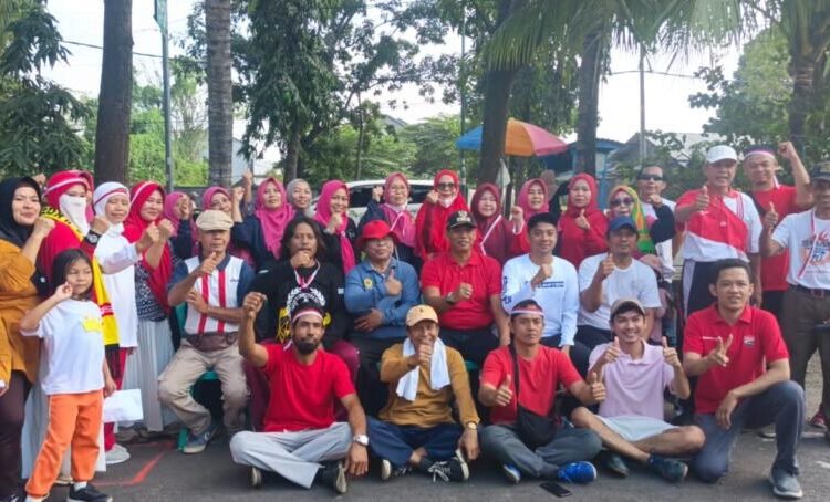 Warga RT 007 Lendang Lekong Meriahkan HUT RI ke-80 dengan Jalan Sehat Penuh Semangat Kebersamaan 46 **HEADLINE:** Warga RT 007 Lendang Lekong Meriahkan HUT RI ke-80 dengan Jalan Sehat Penuh Semangat Kebersamaan **MATARAM, 10 Agustus 2025** – Menyambut Hari Ulang Tahun Republik Indonesia ke-80, warga RT 007 Lingkungan Lendang Lekong, Kelurahan Mandalika, Kecamatan Sandubaya, Kota Mataram, menggelar acara **“Jalan Sehat Bersama”** pada Minggu pagi (10/8). Kegiatan ini diikuti antusias oleh puluhan warga dari berbagai usia, mulai anak-anak hingga lansia, sebagai wujud kecintaan terhadap tanah air dan penguatan silaturahmi antar warga. Acara dimulai pukul 06.30 WITA dengan melakukan senam bersama dan dilanjutkan dengan jalan sehat start/finish RT 007 Lendang Lekong. Peserta berpakaian merah-putih menyusuri rute sepanjang 3 km melintasi jalan utama lingkungan. Suasana ceria dan semangat persatuan tampak jelas dari sorak-sorai dan yel-yel kemerdekaan yang terus diserukan sepanjang perjalanan. Ketua panitia HUT RI 80 Angga Radita , dalam sambutannya menyatakan: *“Ini adalah bukti kecintaan kita pada Indonesia. Selain menyehatkan badan, jalan sehat ini juga memupuk semangat gotong royong dan silaturahmi antarwarga serta mempererat rasa kekeluargaan waraga. Semoga di usia ke-80 RI, kita semakin kompak membangun lingkungan yang harmonis.”* Usai jalan sehat, warga menikmati sarapan bersama dan lomba-lomba kebersamaan antara bapak dan ibu serta remaja Acara ditutup dengan Foto bersama. Kegiatan ini mendapat apresiasi dari Lurah Mandalika, Bapak Lalu Heru Nuryadin SH., yang turut hadir: *“Inisiatif warga RT 007 patut dicontoh. Mereka tak hanya memperingati kemerdekaan dengan sukacita, tapi juga mengaktualisasikan nilai-nilai Pancasila melalui kebersamaan.”* Rangkaian peringatan HUT RI ke-80 di RT 007 akan dilanjutkan dengan lomba tradisional dan bakti lingkungan pada 15-17 Agustus mendatang.