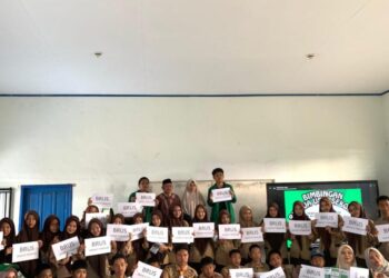 Berikut artikel yang bisa digunakan. --- Program Kerja KKN UIN Alauddin Makassar Angkatan 77: Bimbingan Remaja Usia Sekolah di SMAN 9 Takalar Pada hari Jumat, 8 Agustus 2025, mahasiswa Kuliah Kerja Nyata (KKN) UIN Alauddin Makassar angkatan 77 melaksanakan salah satu program kerja unggulan, yaitu Bimbingan Remaja Usia Sekolah (BRUS). Kegiatan ini berlangsung di SMAN 9 Takalar dan diikuti antusias oleh para siswa, guru, serta masyarakat setempat. Program ini bertujuan memberikan edukasi dan pembinaan kepada para remaja agar memiliki pengetahuan, keterampilan, dan kesadaran dalam menghadapi tantangan masa remaja, terutama terkait pernikahan dini dan kenakalan remaja yang menjadi isu penting di lingkungan pendidikan. Acara dibuka dengan sambutan hangat dari pihak sekolah dan tim KKN. Selanjutnya, sesi materi pertama dibawakan oleh Bapak Murdani Sanja, S.Ag, Kepala KUA Polongbangkeng Utara, yang mengangkat topik “Bahaya dan Dampak Pernikahan Dini”. Dalam paparannya, beliau menjelaskan faktor penyebab, risiko kesehatan, dampak psikologis, hingga konsekuensi hukum yang timbul akibat pernikahan di usia muda. Beliau juga menekankan pentingnya pendidikan dan kesiapan mental sebelum membina rumah tangga. Sesi kedua diisi oleh Ibu Hasniah, S.Pd.I., S.H, Penyuluh KUA Polongbangkeng Utara, dengan materi “Kenakalan Remaja dan Pencegahannya”. Ibu Hasniah membahas berbagai bentuk perilaku menyimpang yang sering terjadi di kalangan pelajar, seperti tawuran, penyalahgunaan media sosial, dan pelanggaran disiplin. Beliau memberikan tips praktis bagi remaja untuk menghindari pengaruh negatif lingkungan, membangun pergaulan sehat, serta menanamkan nilai-nilai agama dan moral. Kegiatan BRUS ini menjadi momen penting bagi siswa SMAN 9 Takalar untuk berdiskusi langsung dengan para narasumber berpengalaman, sekaligus memperluas wawasan mereka tentang kehidupan remaja yang sehat dan produktif. Mahasiswa KKN UIN Alauddin Makassar angkatan 77 berharap program ini dapat memberikan dampak positif dan menjadi bekal berharga bagi para pelajar dalam meraih masa depan yang lebih cerah. Selain itu, sinergi antara KKN, pihak sekolah, dan KUA diharapkan dapat terus terjalin untuk menciptakan generasi muda yang berkarakter, berilmu, dan berakhlak mulia. ---