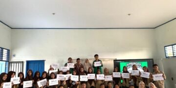 Berikut artikel yang bisa digunakan. --- Program Kerja KKN UIN Alauddin Makassar Angkatan 77: Bimbingan Remaja Usia Sekolah di SMAN 9 Takalar Pada hari Jumat, 8 Agustus 2025, mahasiswa Kuliah Kerja Nyata (KKN) UIN Alauddin Makassar angkatan 77 melaksanakan salah satu program kerja unggulan, yaitu Bimbingan Remaja Usia Sekolah (BRUS). Kegiatan ini berlangsung di SMAN 9 Takalar dan diikuti antusias oleh para siswa, guru, serta masyarakat setempat. Program ini bertujuan memberikan edukasi dan pembinaan kepada para remaja agar memiliki pengetahuan, keterampilan, dan kesadaran dalam menghadapi tantangan masa remaja, terutama terkait pernikahan dini dan kenakalan remaja yang menjadi isu penting di lingkungan pendidikan. Acara dibuka dengan sambutan hangat dari pihak sekolah dan tim KKN. Selanjutnya, sesi materi pertama dibawakan oleh Bapak Murdani Sanja, S.Ag, Kepala KUA Polongbangkeng Utara, yang mengangkat topik “Bahaya dan Dampak Pernikahan Dini”. Dalam paparannya, beliau menjelaskan faktor penyebab, risiko kesehatan, dampak psikologis, hingga konsekuensi hukum yang timbul akibat pernikahan di usia muda. Beliau juga menekankan pentingnya pendidikan dan kesiapan mental sebelum membina rumah tangga. Sesi kedua diisi oleh Ibu Hasniah, S.Pd.I., S.H, Penyuluh KUA Polongbangkeng Utara, dengan materi “Kenakalan Remaja dan Pencegahannya”. Ibu Hasniah membahas berbagai bentuk perilaku menyimpang yang sering terjadi di kalangan pelajar, seperti tawuran, penyalahgunaan media sosial, dan pelanggaran disiplin. Beliau memberikan tips praktis bagi remaja untuk menghindari pengaruh negatif lingkungan, membangun pergaulan sehat, serta menanamkan nilai-nilai agama dan moral. Kegiatan BRUS ini menjadi momen penting bagi siswa SMAN 9 Takalar untuk berdiskusi langsung dengan para narasumber berpengalaman, sekaligus memperluas wawasan mereka tentang kehidupan remaja yang sehat dan produktif. Mahasiswa KKN UIN Alauddin Makassar angkatan 77 berharap program ini dapat memberikan dampak positif dan menjadi bekal berharga bagi para pelajar dalam meraih masa depan yang lebih cerah. Selain itu, sinergi antara KKN, pihak sekolah, dan KUA diharapkan dapat terus terjalin untuk menciptakan generasi muda yang berkarakter, berilmu, dan berakhlak mulia. ---