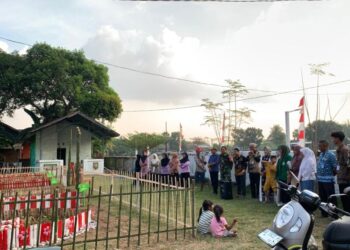 Peresmian Toga oleh Mahasiswa KKN UIN Alauddin Makassar Angkatan 77 di Desa Pa’rappunganta Pa’rappunganta, 21 Agustus 2025 – Mahasiswa Kuliah Kerja Nyata (KKN) Universitas Islam Negeri (UIN) Alauddin Makassar Angkatan 77 Posko 07 sukses melaksanakan kegiatan Peresmian Toga di Desa Pa’rappunganta. Kegiatan ini mengusung tema “Togaku Sehat, Desaku Maju” sebagai wujud komitmen mahasiswa KKN dalam memberikan kontribusi nyata bagi masyarakat, khususnya dalam bidang kesehatan dan kemandirian desa. Kegiatan program kerja TOGA ini berkolaborasi dengan ibu PKK,yang memiliki tujuan yang sejalan dengan program kerja yang dilaksanakan oleh mahasiswa KKN 77 UINAM. Acara peresmian yang digelar pada Kamis, 21 Agustus 2025 tersebut berlangsung meriah dengan dihadiri oleh berbagai elemen masyarakat. Hadir langsung Kepala Desa Pa’rappunganta, Bapak Arip Sirajuddin, para Kepala Dusun se-Desa Pa’rappunganta, Imam Desa Pa’rappunganta, anggota Karang Taruna, tokoh masyarakat, serta pemuda-pemudi setempat yang turut memeriahkan kegiatan. Dalam sambutannya, Kepala Desa Pa’rappunganta, Bapak Arip Sirajuddin, memberikan apresiasi tinggi kepada mahasiswa KKN UIN Alauddin Makassar Angkatan 77. Beliau menyampaikan bahwa keberadaan toga (tanaman obat keluarga) sangat bermanfaat dalam mendukung kesehatan masyarakat desa, sekaligus menumbuhkan kesadaran akan pentingnya memanfaatkan tanaman tradisional sebagai alternatif pengobatan. “Kami sangat berterima kasih kepada adik-adik mahasiswa KKN yang telah berinisiatif membuat dan meresmikan toga di desa ini. Semoga toga ini benar-benar bisa dimanfaatkan oleh masyarakat, tidak hanya hari ini, tetapi juga berkelanjutan untuk masa depan desa kita,” ungkap beliau dalam sambutannya. Mahasiswa KKN UIN Alauddin Makassar Posko 07 menegaskan bahwa kegiatan ini merupakan salah satu program kerja unggulan yang bertujuan untuk memberdayakan masyarakat desa. Dengan adanya toga, masyarakat diharapkan mampu lebih mandiri dalam menjaga kesehatan serta mengurangi ketergantungan pada obat-obatan kimia. Adapun harapan dari mahasiswa KKN 77 UINAM, keberlanjutan program TOGA di Desa Pa’rappunganta sangat bergantung pada keterlibatan aktif masyarakat, khususnya ibu PKK dan pemuda desa, dalam merawat serta mengembangkan tanaman obat keluarga yang telah diinisiasi. Dengan adanya pendampingan berkelanjutan dari perangkat desa, TOGA diharapkan dapat terus dipelihara dan bahkan dikembangkan menjadi kebun edukasi desa yang bisa dimanfaatkan oleh anak-anak sekolah, remaja, hingga masyarakat umum untuk belajar tentang manfaat tanaman obat tradisional. Selain itu, disarankan agar program ini tidak berhenti hanya pada penanaman, tetapi juga dikembangkan ke tahap pengolahan hasil TOGA, seperti pembuatan jamu herbal, teh, atau produk olahan sederhana lainnya yang memiliki nilai jual. Dengan begitu, TOGA bukan hanya memberi manfaat kesehatan, tetapi juga membuka peluang ekonomi kreatif bagi masyarakat Desa Pa’rappunganta. Dukungan dari pemerintah desa, lembaga kesehatan, serta kolaborasi dengan perguruan tinggi sangat diperlukan untuk menjadikan TOGA sebagai program berkelanjutan. Adapun Kegiatan peresmian toga ditutup dengan sesi foto bersama dengan pemuda,pemudi, kader PKK, Imam Desa Pa’rappunganta dan masyarakat setempat Suasana kebersamaan dan kekeluargaan tampak kental dalam kegiatan ini, menandakan adanya sinergi antara mahasiswa KKN dengan masyarakat desa. Melalui kegiatan ini, diharapkan toga yang telah diresmikan dapat menjadi warisan bermanfaat bagi masyarakat Desa Pa’rappunganta. Kehadiran mahasiswa KKN UIN Alauddin Makassar Angkatan 77 pun diharapkan dapat terus meninggalkan jejak positif yang memberi dampak baik bagi perkembangan desa, sesuai dengan semangat tema kegiatan: “Togaku Sehat, Desaku Maju.”