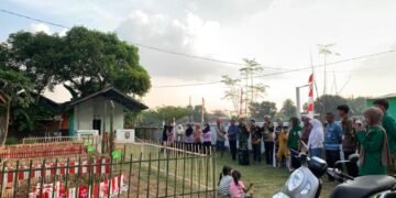 Peresmian Toga oleh Mahasiswa KKN UIN Alauddin Makassar Angkatan 77 di Desa Pa’rappunganta Pa’rappunganta, 21 Agustus 2025 – Mahasiswa Kuliah Kerja Nyata (KKN) Universitas Islam Negeri (UIN) Alauddin Makassar Angkatan 77 Posko 07 sukses melaksanakan kegiatan Peresmian Toga di Desa Pa’rappunganta. Kegiatan ini mengusung tema “Togaku Sehat, Desaku Maju” sebagai wujud komitmen mahasiswa KKN dalam memberikan kontribusi nyata bagi masyarakat, khususnya dalam bidang kesehatan dan kemandirian desa. Kegiatan program kerja TOGA ini berkolaborasi dengan ibu PKK,yang memiliki tujuan yang sejalan dengan program kerja yang dilaksanakan oleh mahasiswa KKN 77 UINAM. Acara peresmian yang digelar pada Kamis, 21 Agustus 2025 tersebut berlangsung meriah dengan dihadiri oleh berbagai elemen masyarakat. Hadir langsung Kepala Desa Pa’rappunganta, Bapak Arip Sirajuddin, para Kepala Dusun se-Desa Pa’rappunganta, Imam Desa Pa’rappunganta, anggota Karang Taruna, tokoh masyarakat, serta pemuda-pemudi setempat yang turut memeriahkan kegiatan. Dalam sambutannya, Kepala Desa Pa’rappunganta, Bapak Arip Sirajuddin, memberikan apresiasi tinggi kepada mahasiswa KKN UIN Alauddin Makassar Angkatan 77. Beliau menyampaikan bahwa keberadaan toga (tanaman obat keluarga) sangat bermanfaat dalam mendukung kesehatan masyarakat desa, sekaligus menumbuhkan kesadaran akan pentingnya memanfaatkan tanaman tradisional sebagai alternatif pengobatan. “Kami sangat berterima kasih kepada adik-adik mahasiswa KKN yang telah berinisiatif membuat dan meresmikan toga di desa ini. Semoga toga ini benar-benar bisa dimanfaatkan oleh masyarakat, tidak hanya hari ini, tetapi juga berkelanjutan untuk masa depan desa kita,” ungkap beliau dalam sambutannya. Mahasiswa KKN UIN Alauddin Makassar Posko 07 menegaskan bahwa kegiatan ini merupakan salah satu program kerja unggulan yang bertujuan untuk memberdayakan masyarakat desa. Dengan adanya toga, masyarakat diharapkan mampu lebih mandiri dalam menjaga kesehatan serta mengurangi ketergantungan pada obat-obatan kimia. Adapun harapan dari mahasiswa KKN 77 UINAM, keberlanjutan program TOGA di Desa Pa’rappunganta sangat bergantung pada keterlibatan aktif masyarakat, khususnya ibu PKK dan pemuda desa, dalam merawat serta mengembangkan tanaman obat keluarga yang telah diinisiasi. Dengan adanya pendampingan berkelanjutan dari perangkat desa, TOGA diharapkan dapat terus dipelihara dan bahkan dikembangkan menjadi kebun edukasi desa yang bisa dimanfaatkan oleh anak-anak sekolah, remaja, hingga masyarakat umum untuk belajar tentang manfaat tanaman obat tradisional. Selain itu, disarankan agar program ini tidak berhenti hanya pada penanaman, tetapi juga dikembangkan ke tahap pengolahan hasil TOGA, seperti pembuatan jamu herbal, teh, atau produk olahan sederhana lainnya yang memiliki nilai jual. Dengan begitu, TOGA bukan hanya memberi manfaat kesehatan, tetapi juga membuka peluang ekonomi kreatif bagi masyarakat Desa Pa’rappunganta. Dukungan dari pemerintah desa, lembaga kesehatan, serta kolaborasi dengan perguruan tinggi sangat diperlukan untuk menjadikan TOGA sebagai program berkelanjutan. Adapun Kegiatan peresmian toga ditutup dengan sesi foto bersama dengan pemuda,pemudi, kader PKK, Imam Desa Pa’rappunganta dan masyarakat setempat Suasana kebersamaan dan kekeluargaan tampak kental dalam kegiatan ini, menandakan adanya sinergi antara mahasiswa KKN dengan masyarakat desa. Melalui kegiatan ini, diharapkan toga yang telah diresmikan dapat menjadi warisan bermanfaat bagi masyarakat Desa Pa’rappunganta. Kehadiran mahasiswa KKN UIN Alauddin Makassar Angkatan 77 pun diharapkan dapat terus meninggalkan jejak positif yang memberi dampak baik bagi perkembangan desa, sesuai dengan semangat tema kegiatan: “Togaku Sehat, Desaku Maju.”
