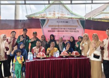 Takalar – Mahasiswa KKN UINAM bersama Rumah Sakit Maryam Citra Medika dan Puskesmas Polongbangkeng Utara menggelar kegiatan penyuluhan stunting, Sabtu (23/08/2025). Acara ini dihadiri puluhan warga, khususnya Ibu menyusui, Ibu Hamil, kader posyandu, serta tokoh masyarakat. Kegiatan ini terselenggara berkat kolaborasi antara pihak kelurahan, tenaga kesehatan dari puskesmas, dan dukungan mahasiswa KKN UIN Alauddin Makassar Angkatan 77 yang bertindak sebagai penghubung serta fasilitator kegiatan. Lurah Manongkoki dalam sambutannya menyampaikan bahwa stunting masih menjadi persoalan serius. “Kami sangat mengapresiasi kerja sama Rumah Sakit Maryam Citra Medika, Puskesmas dan adik-adik mahasiswa KKN UINAM yang telah menjembatani kegiatan ini sehingga dapat terselenggara dengan baik,” ujarnya. Dalam sesi penyuluhan, tenaga kesehatan RS Maryam Citra Medika memberikan materi seputar penyebab, dampak, serta langkah pencegahan stunting. Penekanan diberikan pada pentingnya ASI eksklusif, makanan bergizi seimbang, imunisasi, serta menjaga pola hidup sehat. Selain penyuluhan, kegiatan juga dilengkapi dengan penimbangan pada balita, pembagian leaflet edukasi, serta sesi tanya jawab interaktif. Mahasiswa KKN turut membantu masyarakat dalam registrasi peserta, dokumentasi kegiatan, hingga pendampingan diskusi. Kegiatan ini menjadi wujud nyata sinergi antara pemerintah, RS Maryam citra Medika, dan mahasiswa untuk menekan angka stunting di Kelurahan Manongkoki, sejalan dengan program nasional pencegahan stunting.