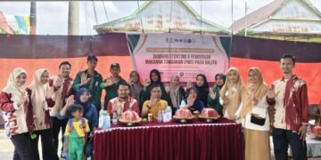 Takalar – Mahasiswa KKN UINAM bersama Rumah Sakit Maryam Citra Medika dan Puskesmas Polongbangkeng Utara menggelar kegiatan penyuluhan stunting, Sabtu (23/08/2025). Acara ini dihadiri puluhan warga, khususnya Ibu menyusui, Ibu Hamil, kader posyandu, serta tokoh masyarakat. Kegiatan ini terselenggara berkat kolaborasi antara pihak kelurahan, tenaga kesehatan dari puskesmas, dan dukungan mahasiswa KKN UIN Alauddin Makassar Angkatan 77 yang bertindak sebagai penghubung serta fasilitator kegiatan. Lurah Manongkoki dalam sambutannya menyampaikan bahwa stunting masih menjadi persoalan serius. “Kami sangat mengapresiasi kerja sama Rumah Sakit Maryam Citra Medika, Puskesmas dan adik-adik mahasiswa KKN UINAM yang telah menjembatani kegiatan ini sehingga dapat terselenggara dengan baik,” ujarnya. Dalam sesi penyuluhan, tenaga kesehatan RS Maryam Citra Medika memberikan materi seputar penyebab, dampak, serta langkah pencegahan stunting. Penekanan diberikan pada pentingnya ASI eksklusif, makanan bergizi seimbang, imunisasi, serta menjaga pola hidup sehat. Selain penyuluhan, kegiatan juga dilengkapi dengan penimbangan pada balita, pembagian leaflet edukasi, serta sesi tanya jawab interaktif. Mahasiswa KKN turut membantu masyarakat dalam registrasi peserta, dokumentasi kegiatan, hingga pendampingan diskusi. Kegiatan ini menjadi wujud nyata sinergi antara pemerintah, RS Maryam citra Medika, dan mahasiswa untuk menekan angka stunting di Kelurahan Manongkoki, sejalan dengan program nasional pencegahan stunting.