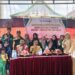 Takalar – Mahasiswa KKN UINAM bersama Rumah Sakit Maryam Citra Medika dan Puskesmas Polongbangkeng Utara menggelar kegiatan penyuluhan stunting, Sabtu (23/08/2025). Acara ini dihadiri puluhan warga, khususnya Ibu menyusui, Ibu Hamil, kader posyandu, serta tokoh masyarakat. Kegiatan ini terselenggara berkat kolaborasi antara pihak kelurahan, tenaga kesehatan dari puskesmas, dan dukungan mahasiswa KKN UIN Alauddin Makassar Angkatan 77 yang bertindak sebagai penghubung serta fasilitator kegiatan. Lurah Manongkoki dalam sambutannya menyampaikan bahwa stunting masih menjadi persoalan serius. “Kami sangat mengapresiasi kerja sama Rumah Sakit Maryam Citra Medika, Puskesmas dan adik-adik mahasiswa KKN UINAM yang telah menjembatani kegiatan ini sehingga dapat terselenggara dengan baik,” ujarnya. Dalam sesi penyuluhan, tenaga kesehatan RS Maryam Citra Medika memberikan materi seputar penyebab, dampak, serta langkah pencegahan stunting. Penekanan diberikan pada pentingnya ASI eksklusif, makanan bergizi seimbang, imunisasi, serta menjaga pola hidup sehat. Selain penyuluhan, kegiatan juga dilengkapi dengan penimbangan pada balita, pembagian leaflet edukasi, serta sesi tanya jawab interaktif. Mahasiswa KKN turut membantu masyarakat dalam registrasi peserta, dokumentasi kegiatan, hingga pendampingan diskusi. Kegiatan ini menjadi wujud nyata sinergi antara pemerintah, RS Maryam citra Medika, dan mahasiswa untuk menekan angka stunting di Kelurahan Manongkoki, sejalan dengan program nasional pencegahan stunting.