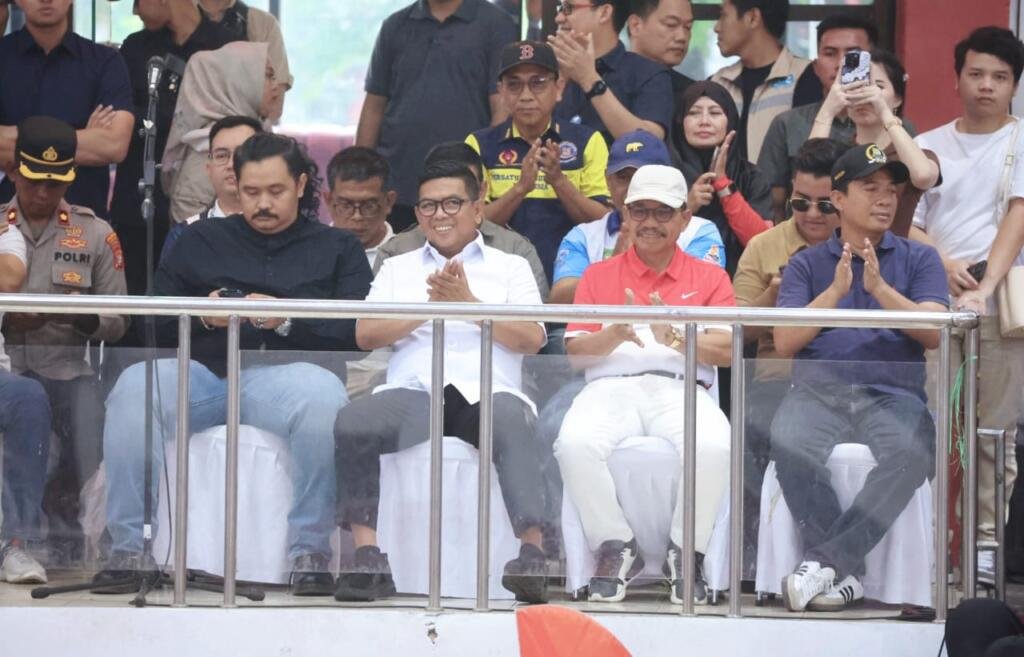 Andra soni ditengah, didampingi Wali Kota Tangerang Sachrudin