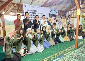 Kelompok 8 KKN STAI Al-Azhary Resmikan Sanggar Literasi di Desa Mulyasari Cianjur – Kelompok 8 KKN STAI Al-Azhary Cianjur meresmikan Sanggar Literasi di Kampung Pasir Landak RT 02 RW 03, Desa Mulyasari, Selasa (26/8/2025). Kegiatan ini juga dirangkaikan dengan penandatanganan MoA serta perpisahan program bimbel dan ngaji. Peresmian dihadiri Ketua STAI Al-Azhary, Dr. Dadang Zenal Mutaqin, S.H.I., M.Pd, Kepala Desa Mulyasari Dewi Susanti, Dosen Pembimbing Lapangan Cep Ramdan Hidayat, M.Pd, civitas akademika, perangkat desa, tokoh masyarakat, Lembaga Kita Peduli, serta anak-anak setempat. Ketua kelompok KKN, Muhammad Azhar Busaeri, menyampaikan bahwa kegiatan ini merupakan momen penting yang menandai berakhirnya program, sekaligus awal semangat baru bagi masyarakat. Prosesi peresmian ditandai dengan pengguntingan pita oleh Ketua STAI dan Kepala Desa, dilanjutkan penandatanganan MoA, pemotongan tumpeng, serta ramah tamah. Kepala Desa Mulyasari berharap Sanggar Literasi dapat menjadi wadah masyarakat untuk menumbuhkan minat baca dan bakat anak-anak. Sementara Ketua STAI berpesan agar sanggar digunakan untuk kegiatan positif dan menjadi amal jariyah bagi semua pihak yang terlibat. Dengan berdirinya Sanggar Literasi, warga Desa Mulyasari kini memiliki ruang baru untuk belajar, berkreasi, dan mengembangkan potensi generasi muda.