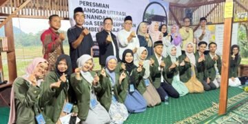 Kelompok 8 KKN STAI Al-Azhary Resmikan Sanggar Literasi di Desa Mulyasari Cianjur – Kelompok 8 KKN STAI Al-Azhary Cianjur meresmikan Sanggar Literasi di Kampung Pasir Landak RT 02 RW 03, Desa Mulyasari, Selasa (26/8/2025). Kegiatan ini juga dirangkaikan dengan penandatanganan MoA serta perpisahan program bimbel dan ngaji. Peresmian dihadiri Ketua STAI Al-Azhary, Dr. Dadang Zenal Mutaqin, S.H.I., M.Pd, Kepala Desa Mulyasari Dewi Susanti, Dosen Pembimbing Lapangan Cep Ramdan Hidayat, M.Pd, civitas akademika, perangkat desa, tokoh masyarakat, Lembaga Kita Peduli, serta anak-anak setempat. Ketua kelompok KKN, Muhammad Azhar Busaeri, menyampaikan bahwa kegiatan ini merupakan momen penting yang menandai berakhirnya program, sekaligus awal semangat baru bagi masyarakat. Prosesi peresmian ditandai dengan pengguntingan pita oleh Ketua STAI dan Kepala Desa, dilanjutkan penandatanganan MoA, pemotongan tumpeng, serta ramah tamah. Kepala Desa Mulyasari berharap Sanggar Literasi dapat menjadi wadah masyarakat untuk menumbuhkan minat baca dan bakat anak-anak. Sementara Ketua STAI berpesan agar sanggar digunakan untuk kegiatan positif dan menjadi amal jariyah bagi semua pihak yang terlibat. Dengan berdirinya Sanggar Literasi, warga Desa Mulyasari kini memiliki ruang baru untuk belajar, berkreasi, dan mengembangkan potensi generasi muda.