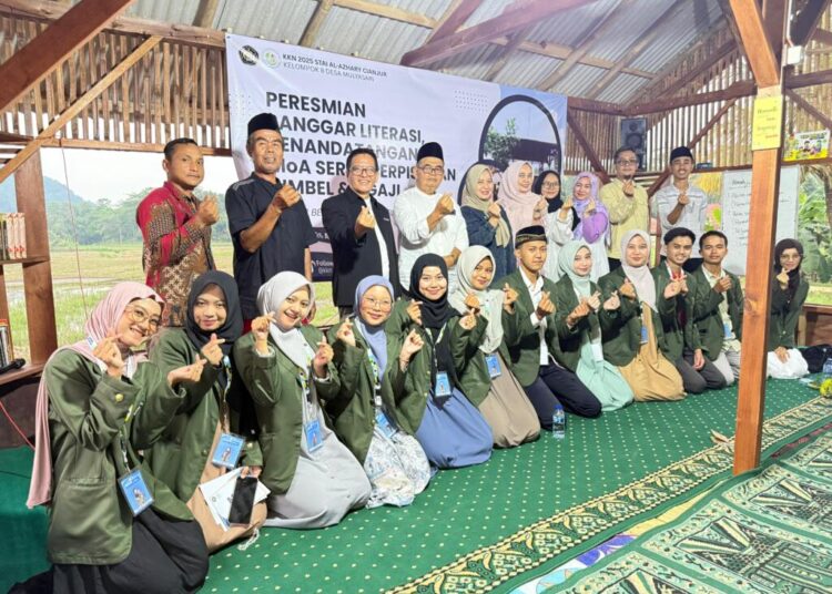 Kelompok 8 KKN STAI Al-Azhary Resmikan Sanggar Literasi di Desa Mulyasari Cianjur – Kelompok 8 KKN STAI Al-Azhary Cianjur meresmikan Sanggar Literasi di Kampung Pasir Landak RT 02 RW 03, Desa Mulyasari, Selasa (26/8/2025). Kegiatan ini juga dirangkaikan dengan penandatanganan MoA serta perpisahan program bimbel dan ngaji. Peresmian dihadiri Ketua STAI Al-Azhary, Dr. Dadang Zenal Mutaqin, S.H.I., M.Pd, Kepala Desa Mulyasari Dewi Susanti, Dosen Pembimbing Lapangan Cep Ramdan Hidayat, M.Pd, civitas akademika, perangkat desa, tokoh masyarakat, Lembaga Kita Peduli, serta anak-anak setempat. Ketua kelompok KKN, Muhammad Azhar Busaeri, menyampaikan bahwa kegiatan ini merupakan momen penting yang menandai berakhirnya program, sekaligus awal semangat baru bagi masyarakat. Prosesi peresmian ditandai dengan pengguntingan pita oleh Ketua STAI dan Kepala Desa, dilanjutkan penandatanganan MoA, pemotongan tumpeng, serta ramah tamah. Kepala Desa Mulyasari berharap Sanggar Literasi dapat menjadi wadah masyarakat untuk menumbuhkan minat baca dan bakat anak-anak. Sementara Ketua STAI berpesan agar sanggar digunakan untuk kegiatan positif dan menjadi amal jariyah bagi semua pihak yang terlibat. Dengan berdirinya Sanggar Literasi, warga Desa Mulyasari kini memiliki ruang baru untuk belajar, berkreasi, dan mengembangkan potensi generasi muda.