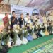 Kelompok 8 KKN STAI Al-Azhary Resmikan Sanggar Literasi di Desa Mulyasari Cianjur – Kelompok 8 KKN STAI Al-Azhary Cianjur meresmikan Sanggar Literasi di Kampung Pasir Landak RT 02 RW 03, Desa Mulyasari, Selasa (26/8/2025). Kegiatan ini juga dirangkaikan dengan penandatanganan MoA serta perpisahan program bimbel dan ngaji. Peresmian dihadiri Ketua STAI Al-Azhary, Dr. Dadang Zenal Mutaqin, S.H.I., M.Pd, Kepala Desa Mulyasari Dewi Susanti, Dosen Pembimbing Lapangan Cep Ramdan Hidayat, M.Pd, civitas akademika, perangkat desa, tokoh masyarakat, Lembaga Kita Peduli, serta anak-anak setempat. Ketua kelompok KKN, Muhammad Azhar Busaeri, menyampaikan bahwa kegiatan ini merupakan momen penting yang menandai berakhirnya program, sekaligus awal semangat baru bagi masyarakat. Prosesi peresmian ditandai dengan pengguntingan pita oleh Ketua STAI dan Kepala Desa, dilanjutkan penandatanganan MoA, pemotongan tumpeng, serta ramah tamah. Kepala Desa Mulyasari berharap Sanggar Literasi dapat menjadi wadah masyarakat untuk menumbuhkan minat baca dan bakat anak-anak. Sementara Ketua STAI berpesan agar sanggar digunakan untuk kegiatan positif dan menjadi amal jariyah bagi semua pihak yang terlibat. Dengan berdirinya Sanggar Literasi, warga Desa Mulyasari kini memiliki ruang baru untuk belajar, berkreasi, dan mengembangkan potensi generasi muda.