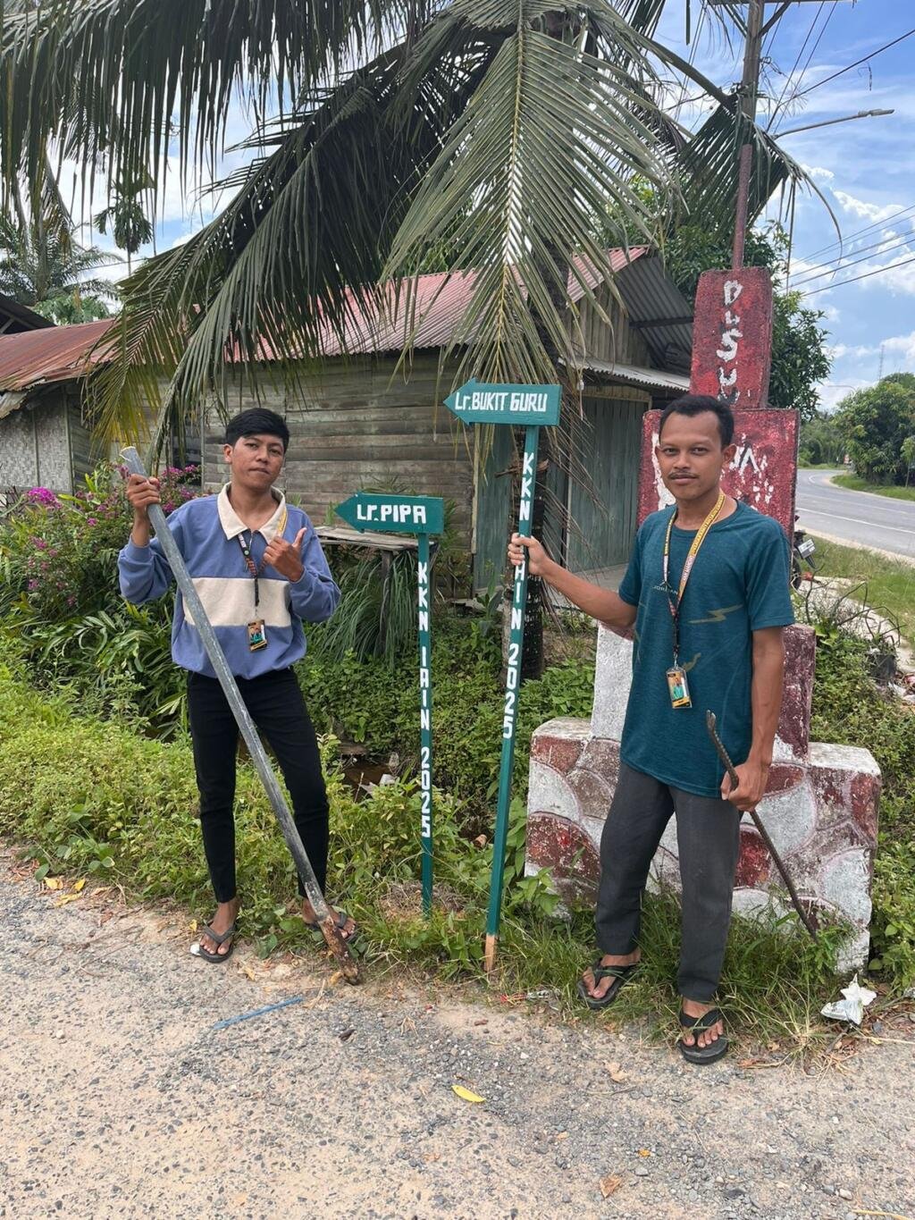 Mahasiswa KKN di Desa Aramiyah Pasang Plang Petunjuk Arah untuk Memudahkan Akses Warga 47 KKN2025,