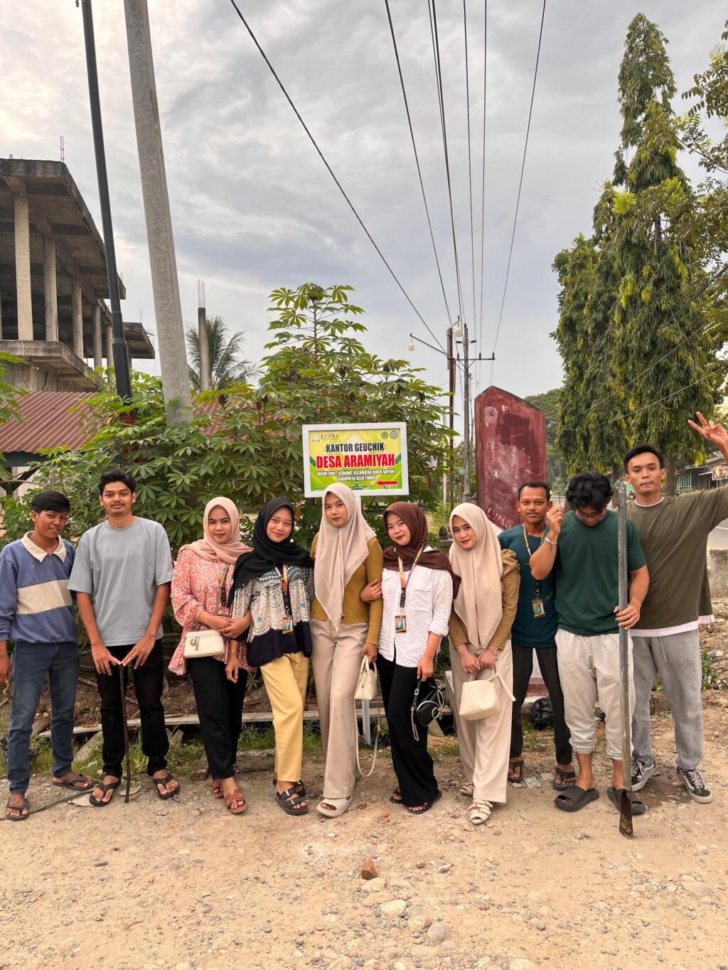 Mahasiswa KKN di Desa Aramiyah Pasang Plang Petunjuk Arah untuk Memudahkan Akses Warga 48 KKN2025