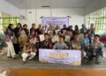 Mahasiswa KKN MAS 2025 Kelompok 034 melaksanakan program kerja berupa Pelatihan Ecoprint bersama ibu-ibu PKK di Desa Suak Merambai, Kecamatan Bunga Raya, Kabupaten Siak. Kegiatan ini bertujuan untuk meningkatkan kreativitas serta memberikan keterampilan baru dalam memanfaatkan bahan alami menjadi produk bernilai ekonomis, sehingga diharapkan dapat mendukung pemberdayaan ekonomi masyarakat desa