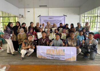 Mahasiswa KKN MAS 2025 Kelompok 034 melaksanakan program kerja berupa Pelatihan Ecoprint bersama ibu-ibu PKK di Desa Suak Merambai, Kecamatan Bunga Raya, Kabupaten Siak. Kegiatan ini bertujuan untuk meningkatkan kreativitas serta memberikan keterampilan baru dalam memanfaatkan bahan alami menjadi produk bernilai ekonomis, sehingga diharapkan dapat mendukung pemberdayaan ekonomi masyarakat desa
