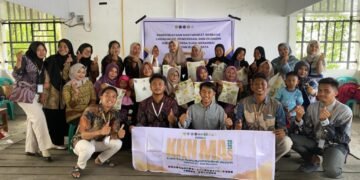 Mahasiswa KKN MAS 2025 Kelompok 034 melaksanakan program kerja berupa Pelatihan Ecoprint bersama ibu-ibu PKK di Desa Suak Merambai, Kecamatan Bunga Raya, Kabupaten Siak. Kegiatan ini bertujuan untuk meningkatkan kreativitas serta memberikan keterampilan baru dalam memanfaatkan bahan alami menjadi produk bernilai ekonomis, sehingga diharapkan dapat mendukung pemberdayaan ekonomi masyarakat desa