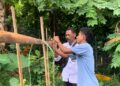 Banda Naira, INFO_PAS – Lembaga Pemasyarakatan (Lapas) Kelas III Bandanaira terus berkomitmen menghadirkan program pembinaan yang bermanfaat bagi Warga Binaan, khususnya dalam membekali mereka dengan keterampilan kemandirian. ‎ ‎Salah satu kegiatan yang rutin dilakukan adalah kegiatan bercocok tanam. Kali ini, Kepala Subseksi Pembinaan, Rustam Kasoor, memberikan edukasi tentang cara menanam mentimun dengan memanfaatkan teknik berkebun tradisional yang sederhana namun tetap efektif. ‎ ‎Dalam kegiatan yang digelar di lahan perkebunan luar Lapas, Rustam Kasoor menjelaskan tahapan penting, mulai dari pengolahan tanah secara manual, pemilihan bibit unggul, hingga cara menanam yang tepat. Beliau menekankan bahwa meski menggunakan cara tradisional, jika dilakukan dengan tekun dan benar, maka hasil panen dapat maksimal dan memberikan manfaat besar bagi Warga Binaan maupun Lapas. ‎ ‎"Metode berkebun tradisional memiliki kelebihan tersendiri, di antaranya ramah lingkungan, hemat biaya, serta mudah diterapkan meskipun dengan peralatan yang terbatas. Dengan cara ini, Warga Binaan diharapkan dapat menguasai keterampilan bercocok tanam yang dapat menjadi bekal setelah bebas nanti," ungkapnya, Sabtu (30/8). ‎ ‎Kepala Lapas Bandanaira, Mikha, menambahkan bahwa kegiatan bercocok tanam merupakan salah satu bentuk nyata dukungan terhadap program ketahanan pangan dan pembinaan kemandirian bagi Warga Binaan. ‎ ‎"Melalui kegiatan seperti ini, kami berharap Warga Binaan tidak hanya mengisi waktu dengan kegiatan positif, tetapi juga memperoleh ilmu yang dapat mereka manfaatkan untuk kehidupan yang lebih baik setelah kembali ke masyarakat,” ujarnya. ‎ ‎Sementara itu, Kepala Kantor Wilayah Direktorat Jenderal Pemasyarakatan Maluku, Ricky Dwi Biantoro, turut mengapresiasi langkah yang dilakukan Lapas Bandanaira. ‎ ‎"Kami sangat mendukung inisiatif pembinaan yang berbasis keterampilan seperti ini. Edukasi berkebun tradisional bukan hanya menumbuhkan semangat kemandirian, tetapi juga menanamkan nilai kerja keras dan tanggung jawab. Hal ini sejalan dengan visi pemasyarakatan yang ingin membentuk warga binaan menjadi pribadi yang lebih baik dan siap kembali ke masyarakat dengan bekal yang bermanfaat,” ujarnya. ‎ ‎Dengan adanya edukasi berkebun ini, Lapas Bandanaira berupaya mencetak Warga Binaan yang produktif, berdaya guna, dan siap untuk mandiri. Program ini sekaligus membuktikan bahwa Lapas tidak hanya sebagai tempat menjalani pidana, tetapi juga sebagai wadah pembinaan menuju perubahan diri yang lebih baik.
