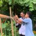 Banda Naira, INFO_PAS – Lembaga Pemasyarakatan (Lapas) Kelas III Bandanaira terus berkomitmen menghadirkan program pembinaan yang bermanfaat bagi Warga Binaan, khususnya dalam membekali mereka dengan keterampilan kemandirian. ‎ ‎Salah satu kegiatan yang rutin dilakukan adalah kegiatan bercocok tanam. Kali ini, Kepala Subseksi Pembinaan, Rustam Kasoor, memberikan edukasi tentang cara menanam mentimun dengan memanfaatkan teknik berkebun tradisional yang sederhana namun tetap efektif. ‎ ‎Dalam kegiatan yang digelar di lahan perkebunan luar Lapas, Rustam Kasoor menjelaskan tahapan penting, mulai dari pengolahan tanah secara manual, pemilihan bibit unggul, hingga cara menanam yang tepat. Beliau menekankan bahwa meski menggunakan cara tradisional, jika dilakukan dengan tekun dan benar, maka hasil panen dapat maksimal dan memberikan manfaat besar bagi Warga Binaan maupun Lapas. ‎ ‎"Metode berkebun tradisional memiliki kelebihan tersendiri, di antaranya ramah lingkungan, hemat biaya, serta mudah diterapkan meskipun dengan peralatan yang terbatas. Dengan cara ini, Warga Binaan diharapkan dapat menguasai keterampilan bercocok tanam yang dapat menjadi bekal setelah bebas nanti," ungkapnya, Sabtu (30/8). ‎ ‎Kepala Lapas Bandanaira, Mikha, menambahkan bahwa kegiatan bercocok tanam merupakan salah satu bentuk nyata dukungan terhadap program ketahanan pangan dan pembinaan kemandirian bagi Warga Binaan. ‎ ‎"Melalui kegiatan seperti ini, kami berharap Warga Binaan tidak hanya mengisi waktu dengan kegiatan positif, tetapi juga memperoleh ilmu yang dapat mereka manfaatkan untuk kehidupan yang lebih baik setelah kembali ke masyarakat,” ujarnya. ‎ ‎Sementara itu, Kepala Kantor Wilayah Direktorat Jenderal Pemasyarakatan Maluku, Ricky Dwi Biantoro, turut mengapresiasi langkah yang dilakukan Lapas Bandanaira. ‎ ‎"Kami sangat mendukung inisiatif pembinaan yang berbasis keterampilan seperti ini. Edukasi berkebun tradisional bukan hanya menumbuhkan semangat kemandirian, tetapi juga menanamkan nilai kerja keras dan tanggung jawab. Hal ini sejalan dengan visi pemasyarakatan yang ingin membentuk warga binaan menjadi pribadi yang lebih baik dan siap kembali ke masyarakat dengan bekal yang bermanfaat,” ujarnya. ‎ ‎Dengan adanya edukasi berkebun ini, Lapas Bandanaira berupaya mencetak Warga Binaan yang produktif, berdaya guna, dan siap untuk mandiri. Program ini sekaligus membuktikan bahwa Lapas tidak hanya sebagai tempat menjalani pidana, tetapi juga sebagai wadah pembinaan menuju perubahan diri yang lebih baik.