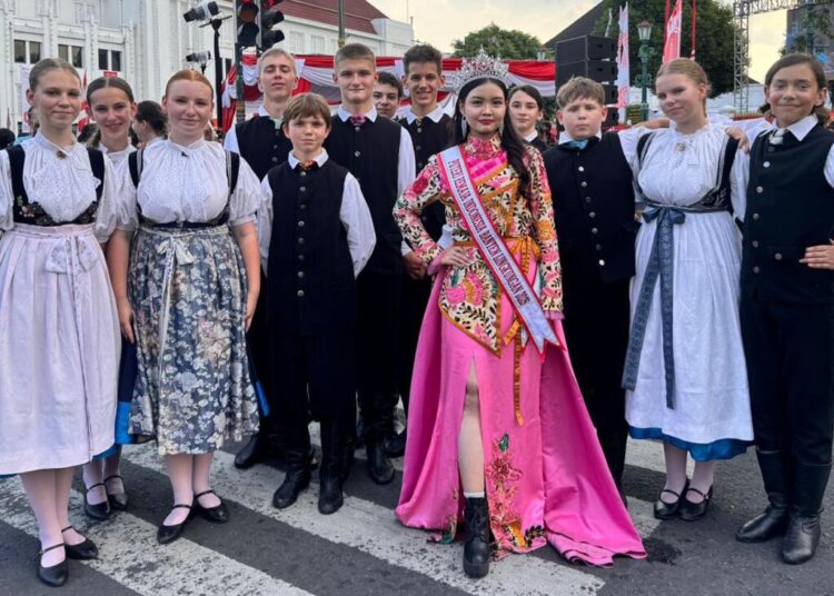 Safira Bersinar di International Fashion Carnival Yogyakarta, Tampil Membawa Busana Karya Desainer Indonesia