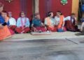 Kepala Perwakilan BKKBN NTT Kunjungi Desa Todo, Tinjau Pendataan Keluarga 2025 Todo, Manggarai – 9 Agustus 2025 – Kepala Perwakilan Badan Kependudukan dan Keluarga Berencana Nasional (BKKBN) Provinsi Nusa Tenggara Timur, Dr. Faizal Fahmi, S.KM., M.Kes, melakukan kunjungan kerja ke Desa Todo, Kecamatan Satar Mese Utara, Kabupaten Manggarai. Kunjungan ini didampingi oleh tim dari BKKBN Pusat dan Kepala Dinas Pengendalian Penduduk dan Keluarga Berencana Kabupaten Manggarai, Maria Y.D. Baru, S.ST., M.Kes. Rombongan mendapatkan pengawalan ketat dari Penyuluh Keluarga Berencana (PKB) Kabupaten Manggarai. Selain bersilaturahmi dengan masyarakat, kunjungan ini sekaligus menjadi momen pemantauan Pendataan Keluarga 2025 (PK25) secara langsung di lapangan. Dalam pemantauan, ditemukan berbagai kendala yang dihadapi oleh kader pendata, terutama terkait jaringan internet yang tidak stabil. Akibatnya, proses pendataan terpaksa dilakukan secara manual. Kondisi ini berdampak pada keterlambatan progres pendataan di wilayah Kabupaten Manggarai. Meski begitu, semangat para kader pendata tetap tinggi. Salah seorang kader menyampaikan komitmennya di hadapan rombongan, “Kami tetap berusaha sampai tuntas.” Kunjungan di Desa Todo juga disambut hangat dengan nuansa budaya khas Manggarai, menambah kekayaan makna dari agenda kerja BKKBN di daerah ini. Reporter: AA | Berita.com