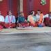 Kepala Perwakilan BKKBN NTT Kunjungi Desa Todo, Tinjau Pendataan Keluarga 2025 Todo, Manggarai – 9 Agustus 2025 – Kepala Perwakilan Badan Kependudukan dan Keluarga Berencana Nasional (BKKBN) Provinsi Nusa Tenggara Timur, Dr. Faizal Fahmi, S.KM., M.Kes, melakukan kunjungan kerja ke Desa Todo, Kecamatan Satar Mese Utara, Kabupaten Manggarai. Kunjungan ini didampingi oleh tim dari BKKBN Pusat dan Kepala Dinas Pengendalian Penduduk dan Keluarga Berencana Kabupaten Manggarai, Maria Y.D. Baru, S.ST., M.Kes. Rombongan mendapatkan pengawalan ketat dari Penyuluh Keluarga Berencana (PKB) Kabupaten Manggarai. Selain bersilaturahmi dengan masyarakat, kunjungan ini sekaligus menjadi momen pemantauan Pendataan Keluarga 2025 (PK25) secara langsung di lapangan. Dalam pemantauan, ditemukan berbagai kendala yang dihadapi oleh kader pendata, terutama terkait jaringan internet yang tidak stabil. Akibatnya, proses pendataan terpaksa dilakukan secara manual. Kondisi ini berdampak pada keterlambatan progres pendataan di wilayah Kabupaten Manggarai. Meski begitu, semangat para kader pendata tetap tinggi. Salah seorang kader menyampaikan komitmennya di hadapan rombongan, “Kami tetap berusaha sampai tuntas.” Kunjungan di Desa Todo juga disambut hangat dengan nuansa budaya khas Manggarai, menambah kekayaan makna dari agenda kerja BKKBN di daerah ini. Reporter: AA | Berita.com