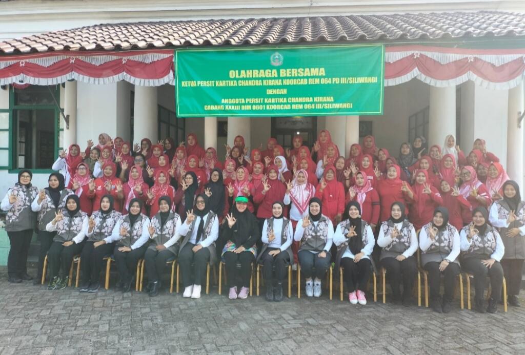 Olahraga Bersama Persit KCK Korcab Rem 064 dan Cabang XXXIII Kodim 0601/Pandeglang 2 Poto Bersama Persit KCK Korcab Rem 064 dan Cabang XXXIII Kodim 0601/Pandeglang Acara Olahraga Bersama