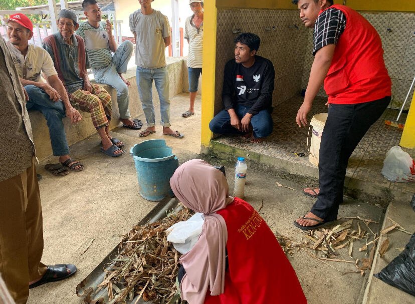 Program Kerja KKN: Pembuatan Pupuk Kompos dari Limbah Rumah Tangga dan Daun Bambu di Desa Labuaja 47 IMG 2711