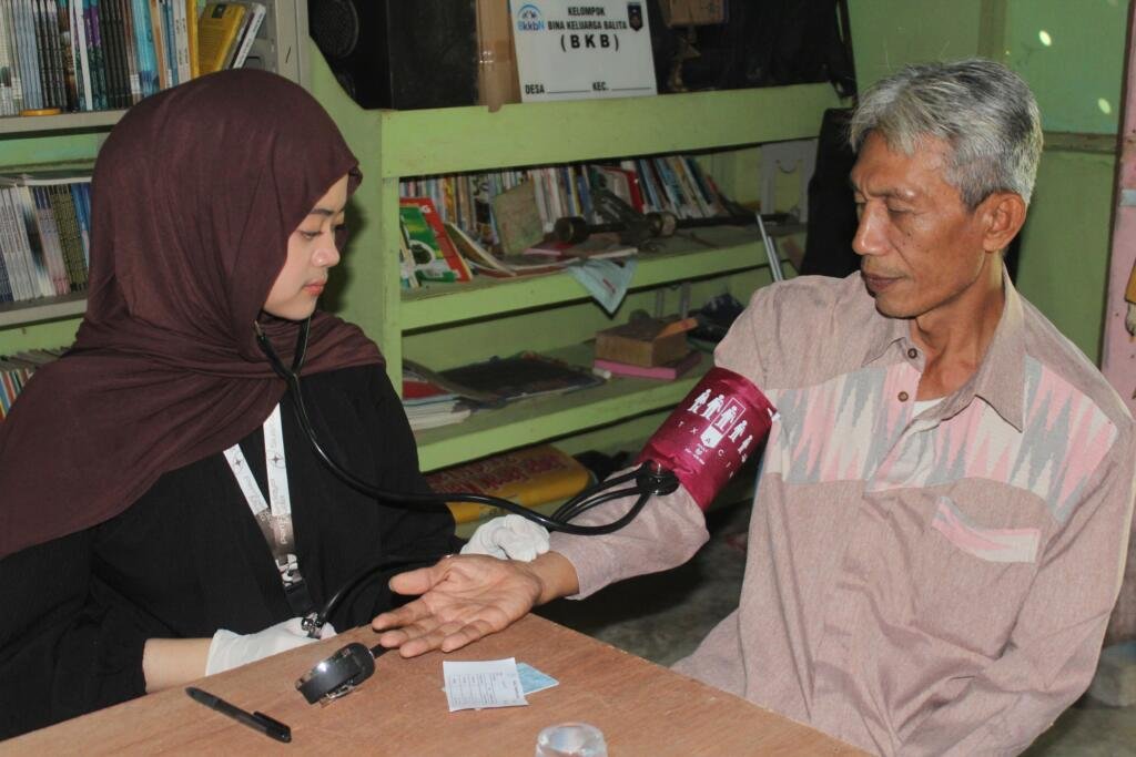 Pemeriksaan Kesehatan Gratis Dorong Gaya Hidup Sehat di Desa Sukarara 2 IMG 5181 min