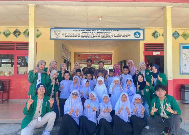 Foto bersama siswa SDN 11 Magek