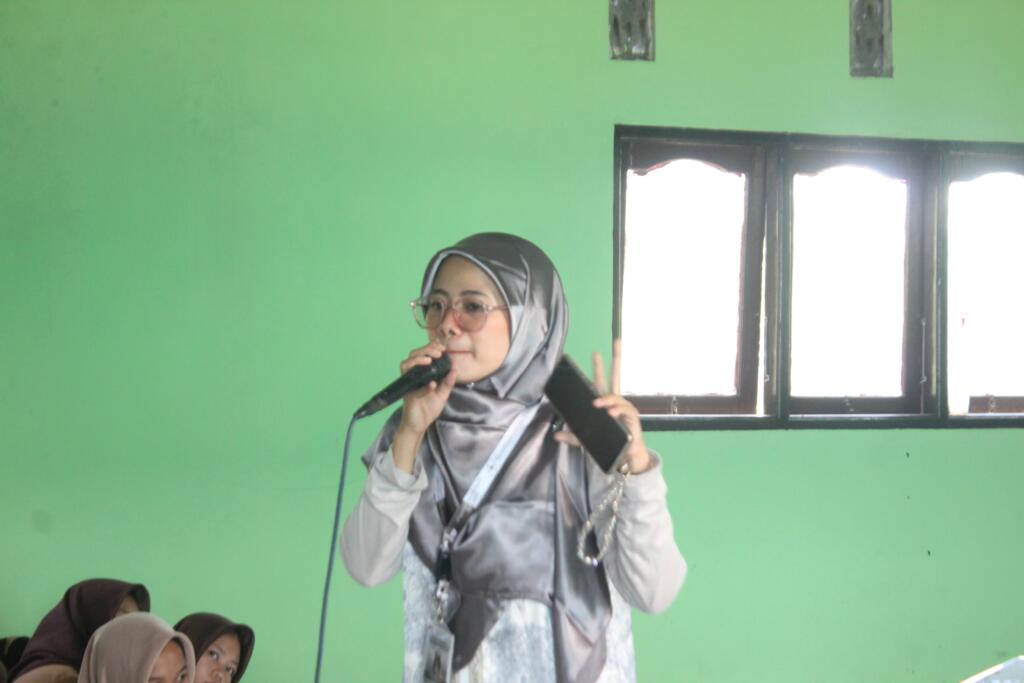 Sosialisasi Kesehatan Reproduksi dan Training Muda-Mudi: PCD SD 2 Dorong Remaja Lebih Peduli Kesehatan dan Masa Depan 2 Kak Aminah Sedang Memaparkan Materi Training Muda Mudi