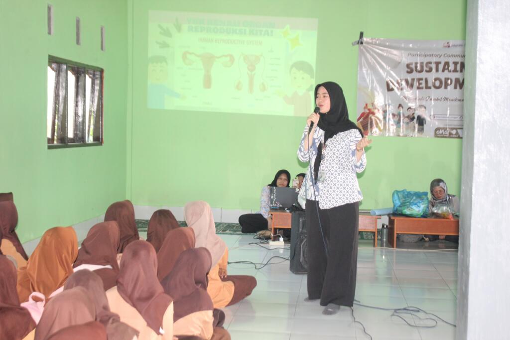 Sosialisasi Kesehatan Reproduksi dan Training Muda-Mudi: PCD SD 2 Dorong Remaja Lebih Peduli Kesehatan dan Masa Depan 3 Kak Dhanniya Sedang Memaparkan Materi Kesehatan Reproduksi